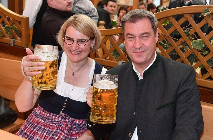 Am Ostermontag besuchte der frisch genese bayerische Ministerpräsident Markus Söder (CSU) das Augsburger Volksfest.