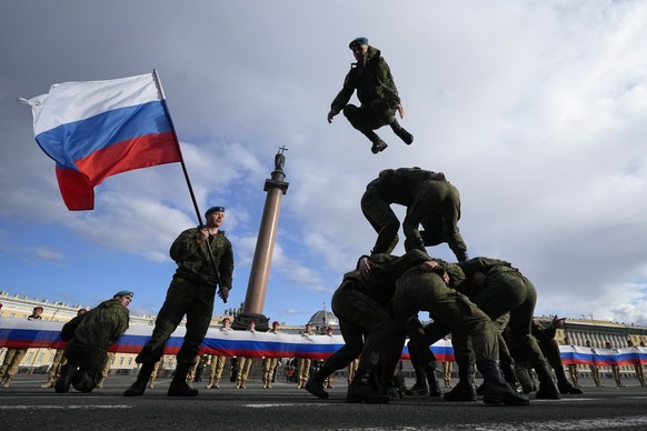 04.05.2023, Russland, St. Petersburg: Soldaten demonstrieren ihre Fähigkeiten während einer Probe für die Militärparade zum Tag des Sieges, die am 9. Mai stattfinden wird. Der Tag des Sieges erinnert  ...