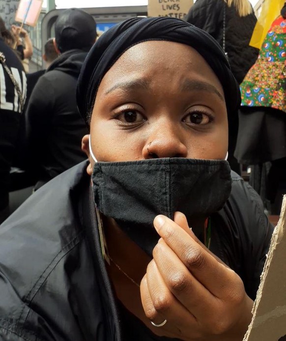 "Ich bin hier, weil sie meine Brüder und Schwestern umbringen", schrie die Demonstrantin in unsere Kamera.