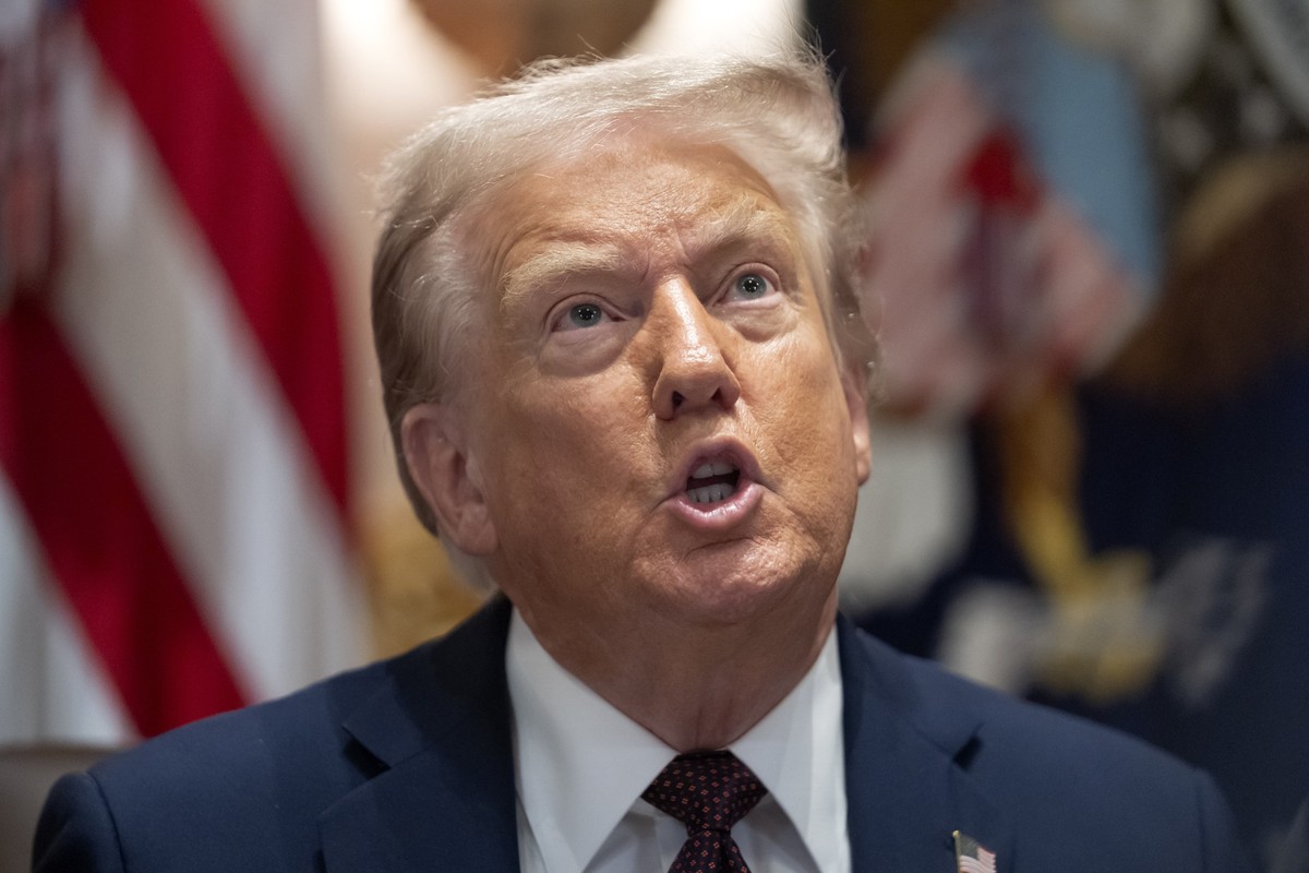 ARCHIV - 26.08.2025, USA, Washington: US-Präsident Donald Trump spricht während einer Kabinettssitzung im Weißen Haus. (zu dpa: «Goldpreis steigt auf Rekordhoch») Foto: Mark Schiefelbein/AP/dpa +++ dp ...