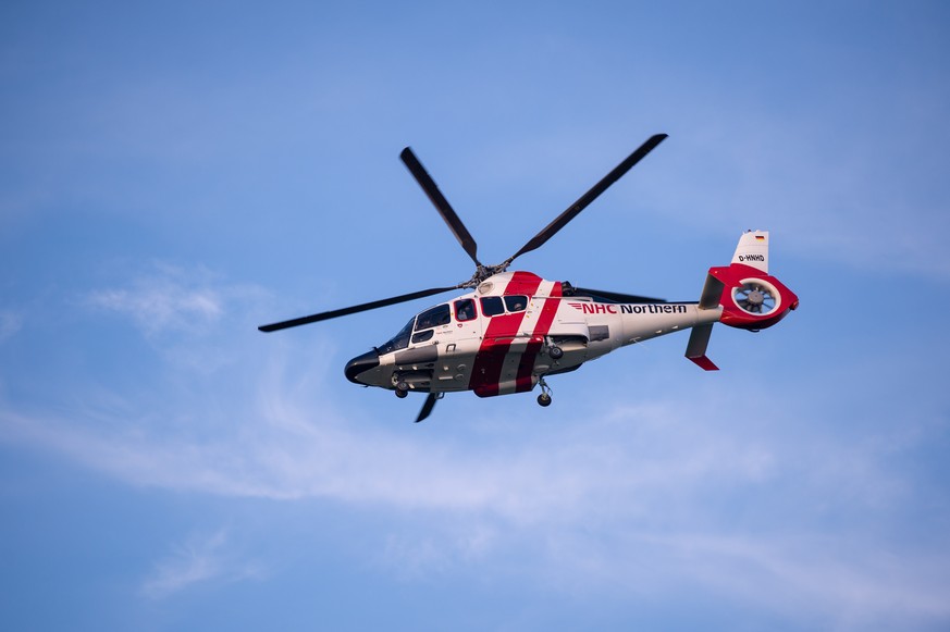 19.06.2021, Schleswig-Holstein, Kollmar: Ein Rettungshubschrauber fliegt