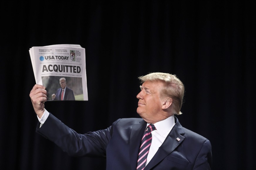 2020 Bilder des Jahres, News 02 Februar News Themen der Woche KW06 News Bilder des Tages President Donald Trump holds a newspaper regarding the Impeachment Trial verdict as he arrives to the 68th Annu ...