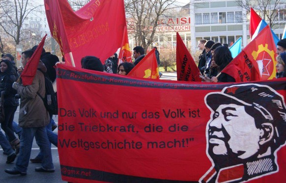 Antiimperialistische Demonstranten tragen ein Transparent mit dem Konterfei des ehemaligen chinesischen Diktators Mao Tse-tung, Berlin 2012. 