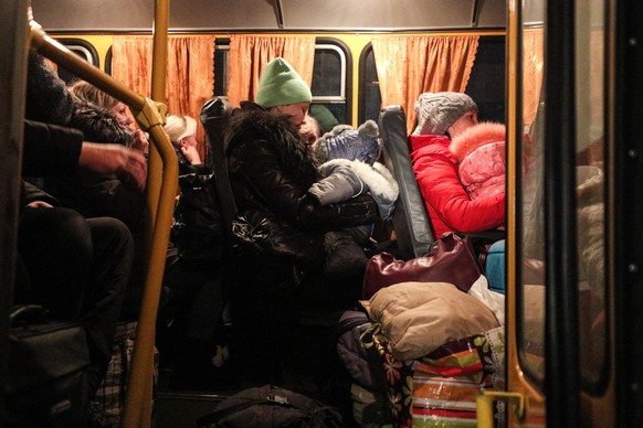Nach einer Massenevakurierung kommt ein Bus mit Flüchtlingen aus Donezk an der west-ukrainischen Grenze an.