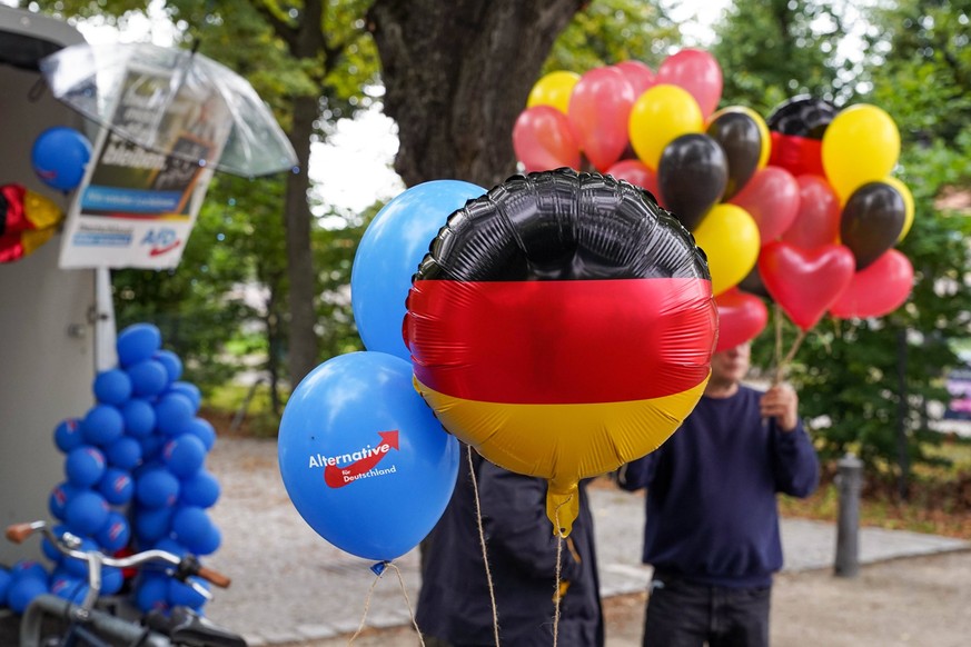 24.09.2021, Berlin, Deutschland, GER,Wahlkampfabschluss der AfD zur Bundestagswahl am 26.09.2021 vor dem Schloss Charlottenburg.Schwarz-Rot-Gold Luftballon. *** 24 09 2021, Berlin, Germany, GER,Electi ...