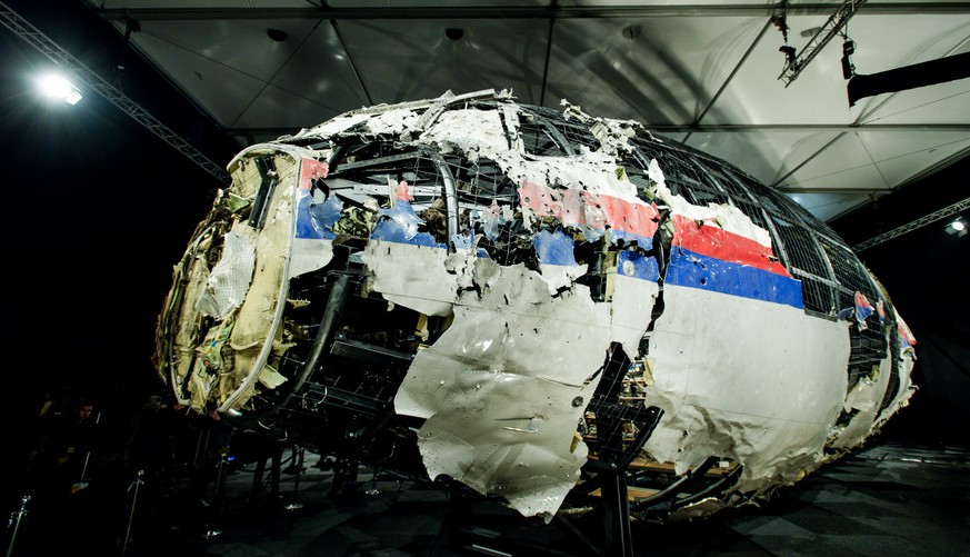 2015-10-13 13:58:49 The rebuilt fuselage of Malaysia Airlines flight MH17 during a press conference to present the report findings of the Dutch Safety Board in Gilze Rijen, The Netherlands, 13 October ...