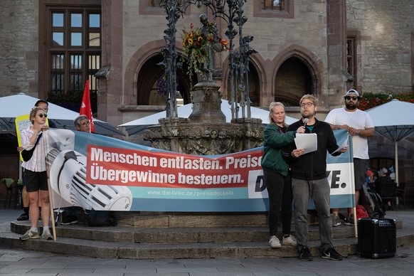 Sozialprotest in G�ttingen 12.09.2022, G�ttingen: Mahnwache unter dem Motto Zusammen gegen Preisexplosion &amp; Gasumlage. F�r eine gerechte Politik der Partei die LINKE G�ttingen/Osterode auf dem Mar ...