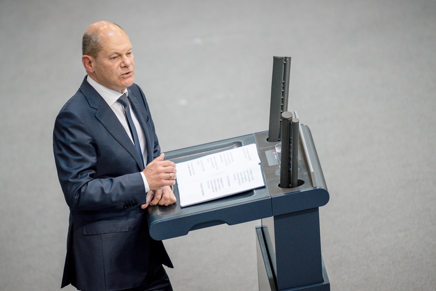 01.06.2022, Berlin: Bundeskanzler Olaf Scholz (SPD) spricht in der Generaldebatte der Haushaltswoche im Bundestag. Der Bundestag stimmt in zweiter Beratung über den Etat 2022 ab. Foto: Michael Kappele ...