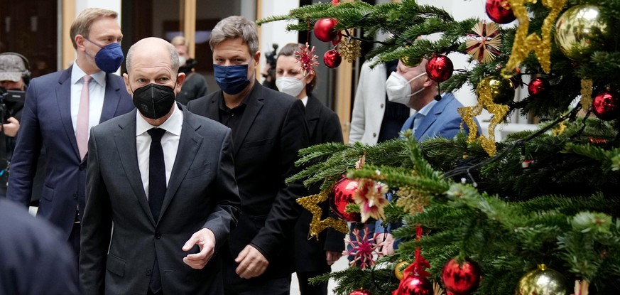 Christian Lindner, (l-r, FDP) designierter Bundesminister der Finanzen, Olaf Scholz (SPD), designierter Bundeskanzler, Robert Habeck, (Bündnis 90/Die Grünen) designierter Bundesminister Wirtschaft und ...