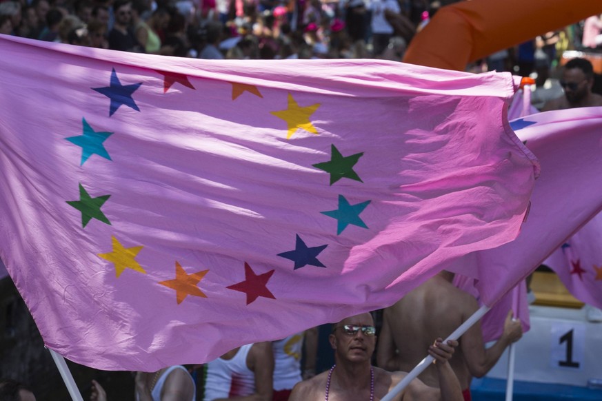 Amsterdam, The Netherlands. 6 August 2016. The annual LGBT Canal Parade takes place during EuroPride 2016 on Prinsengracht in Amsterdam. Canal Parade at EuroPride 2016, Amsterdam, The Netherlands

Ams ...