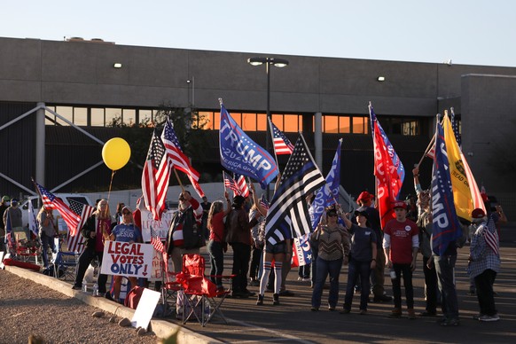Trump-Anhänger protestieren gegen angeblichen Wahlbetrug vor einem Auszählungslokal in Phoenix im US-Bundesstaat Arizona.  