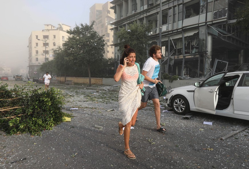 Menschen fliehen in Panik vor der Explosion im Hafen von Beirut.