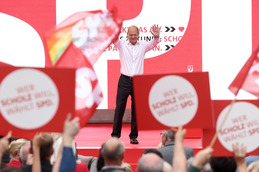 Olaf Scholz, Finanzminister und SPD-Kanzlerkandidat, spricht bei einer Wahlkampfveranstaltung und dem offiziellen Abschluss des Wahlkampfes der SPD auf dem Heumarkt. Bundesfinanzminister Scholz will n ...