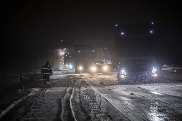 220206 Chaos A 4. Update 19:30 Uhr Teil 2: v�lliges Verkehrschaos auf der Autobahn. A 4 zwischen Erfurt und Weimar. An einer Steigung kurz vor dem Rastplatz Willroder Forst blieben dutzende LKW liegen ...