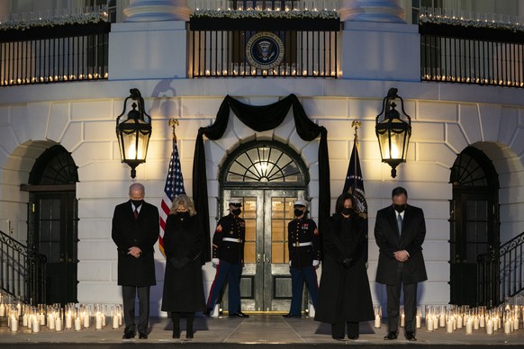 Joe Biden und seine Frau First Lady Jill Biden treten vor das Weiße Haus für eine Schweigeminute für die Opfer der Pandemie.