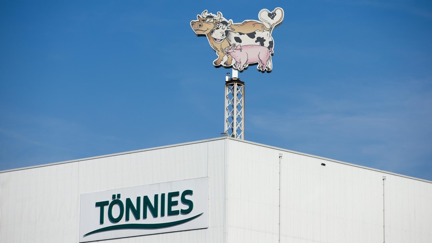 16.04.2018, Nordrhein-Westfalen, Rheda-Wiedenbrück: Blick auf eine Produktionshalle von Tönnies. Die Tönnies Holding ApS &amp; Co. KG. stellt die Bilanz der Unternehmensgruppe für das Jahr 2017 vor. F ...