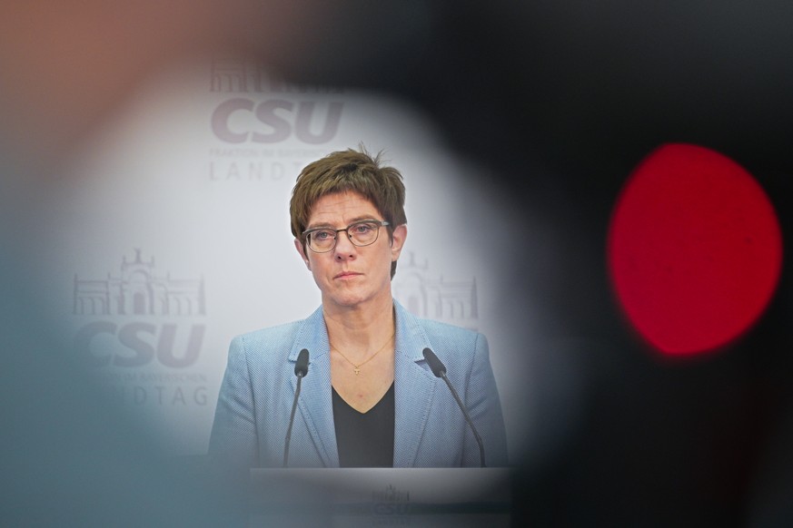 19.09.2019, Bayern, Bad Staffelstein: Verteidigungsministerin Annegret Kramp-Karrenbauer (CDU) steht bei der Abschluss-Pressekonferenz der Herbstklausur der CSU-Landtagsfraktion. Foto: Nicolas Armer/d ...