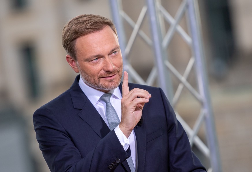 25.07.2021, Berlin: Christian Lindner, Parteivorsitzender der FDP, spricht beim ARD-Sommerinterview auf der Terrasse des Marie-Elisabeth-L