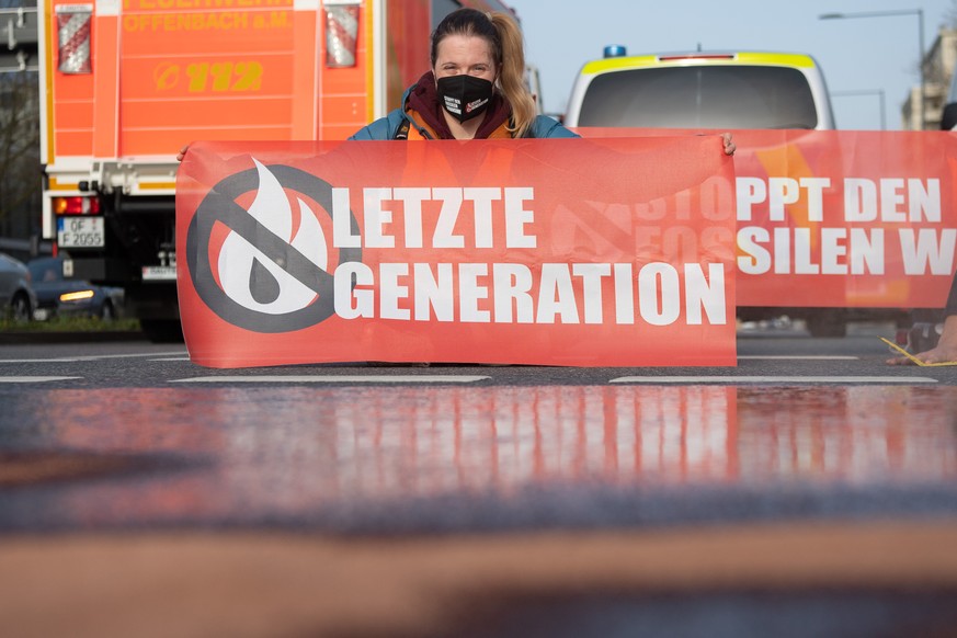 13.04.2022, Hessen, Frankfurt/Main: Eine Demonstrantin sitzt w