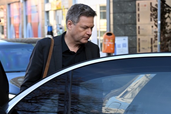 24.02.2025, Berlin: Robert Habeck (Bündnis 90/ Die Grünen, Kanzlerkandidat) steigt in seinen Dienstwagen. Foto: Federico Gambarini/dpa +++ dpa-Bildfunk +++