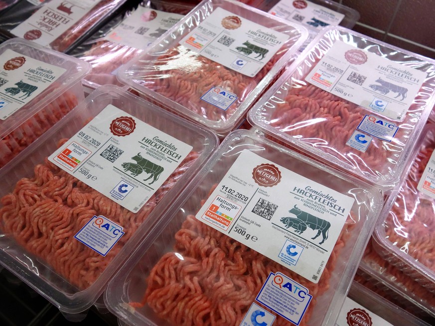 04.02.2020 Das meiste Fleisch in der Kühltheke bei Aldi trägt die Nummer 1, das ist der unterste Standard der Haltungsform/ Stallhaltung. *** 04 02 2020 Most of the meat in the refrigerated counter at ...