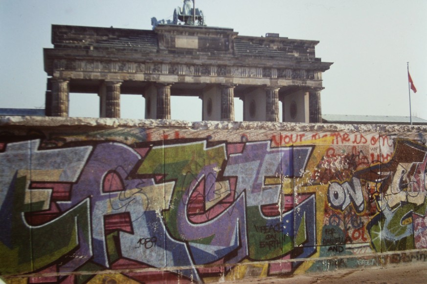 Das Brandenburger Tor - Im November 1989 kommen Westberliner rund um das Brandenburger Tor zusammen, um DDR B