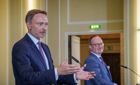 11.05.2022, Berlin: Christian Lindner (FDP), Bundesminister der Finanzen, nimmt neben dem Wirtschaftswissenschaftler Lars Feld an einer Pressekonferenz zu finanzpolitischen Strategien teil. Foto: Mich ...