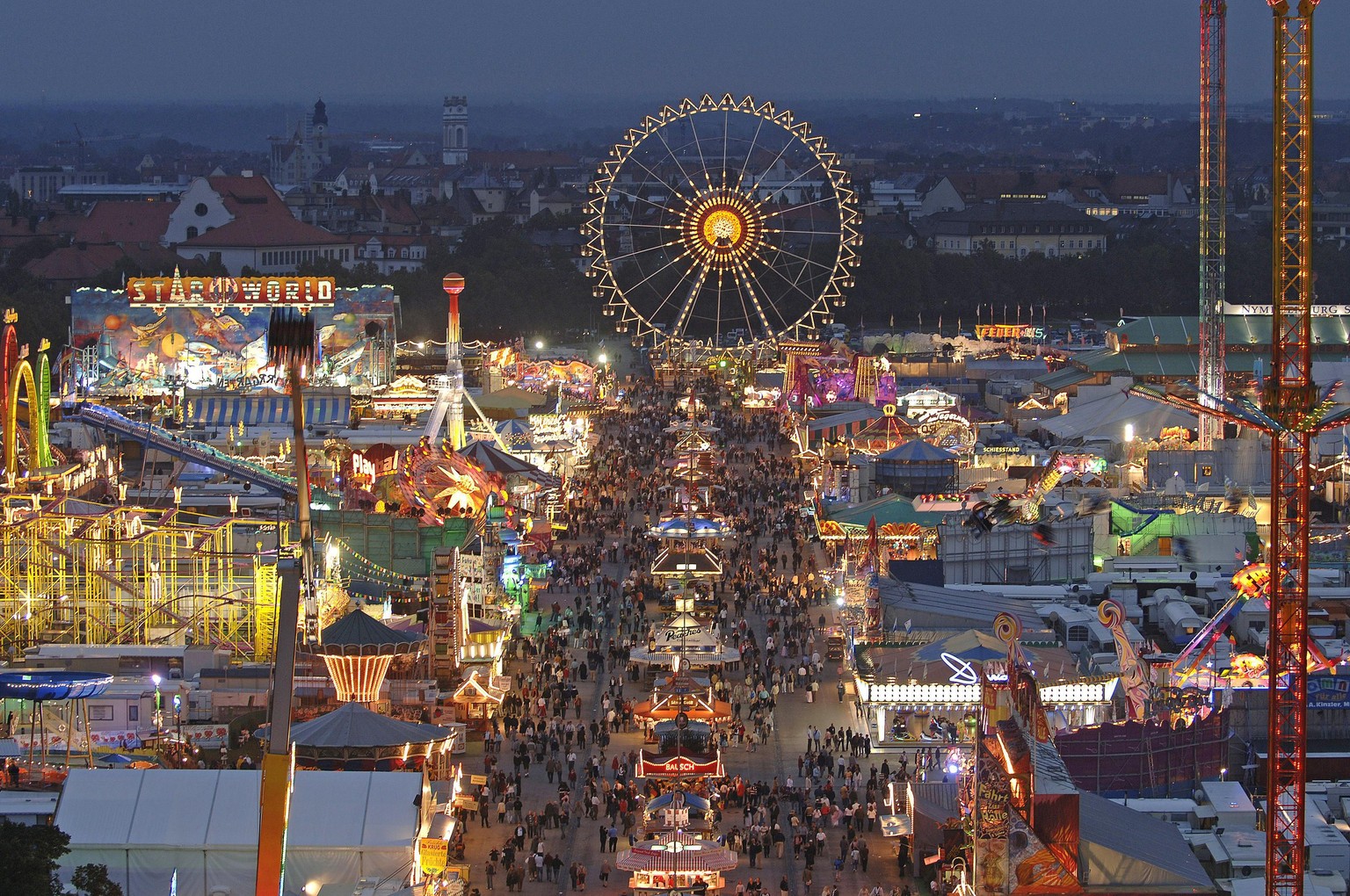 ARCHIVFOTO: Am heutigen 29.04.2022 wird entschieden, ob das Oktoberfest 2022 stattfinden wird, Oktoberfest Muenchen,Theresienwiese ,Wiesn, Uebersicht,Blick vom Turm der St. Pauls Kirche in der Daemmer ...