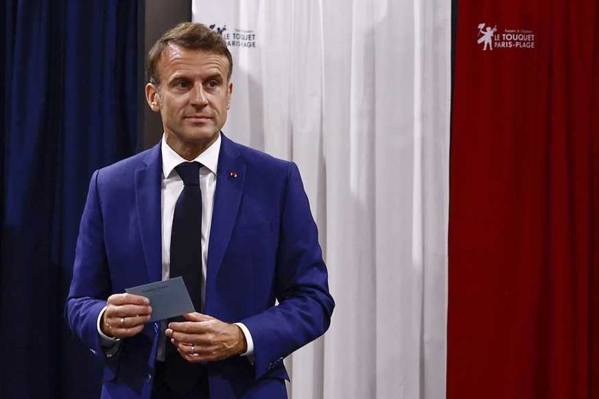 dpatopbilder - 30.06.2024, Frankreich, Le Touquet-Paris-Plage: Der französische Präsident Emmanuel Macron verlässt die Wahlkabine zur Stimmabgabe bei den vorgezogenen französischen Parlamentswahlen. D ...