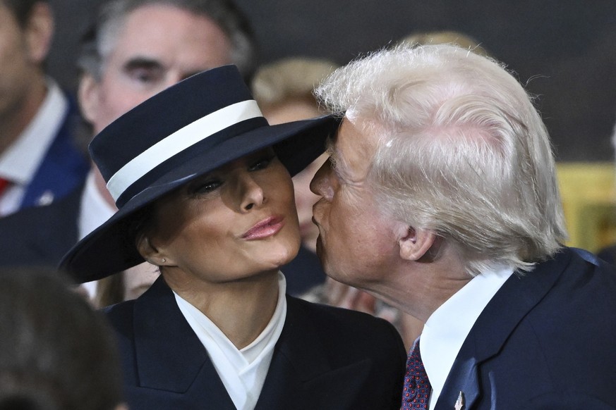 dpatopbilder - 20.01.2025, USA, Washington: Der designierte Präsident Donald Trump küsst Melania Trump vor der Amtseinführung des Präsidenten in der Rotunde des US-Kapitols in Washington. Foto: Saul L ...