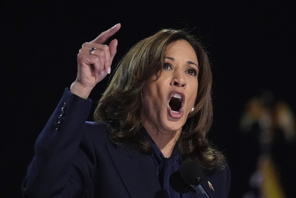 ARCHIV - 22.08.2024, USA, Chicago: Die demokratische Präsidentschaftskandidatin Kamala Harris spricht während der Democratic National Convention. Die beiden US-Präsidentschaftskandidaten Donald Trump  ...