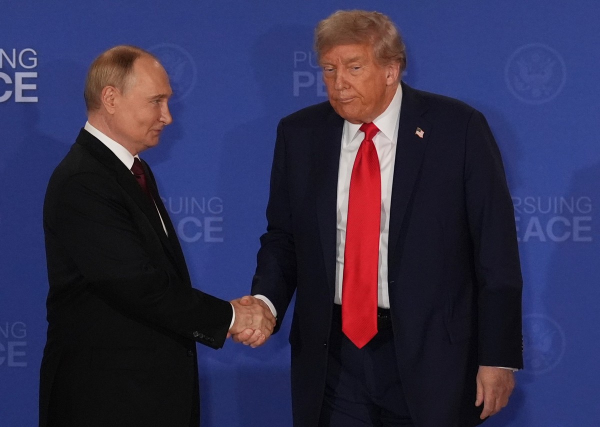 15.08.2025, USA, Joint Base Elmendorf-Richardson: RECROP - US-Präsident Donald Trump (r) schüttelt die Hand des russischen Präsidenten Wladimir Putin während einer gemeinsamen Pressekonferenz auf der ...