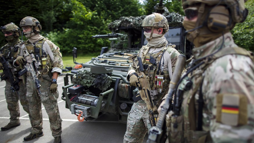 Soldaten des Kommando Spezialkraefte ( KSK 9. Calw, 14.07.2014. Calw Deutschland PUBLICATIONxINxGERxSUIxAUTxONLY Copyright: xThomasxTrutschelx

Soldiers the Command Spezialkraefte KSK 9 Calw 14 07 2 ...