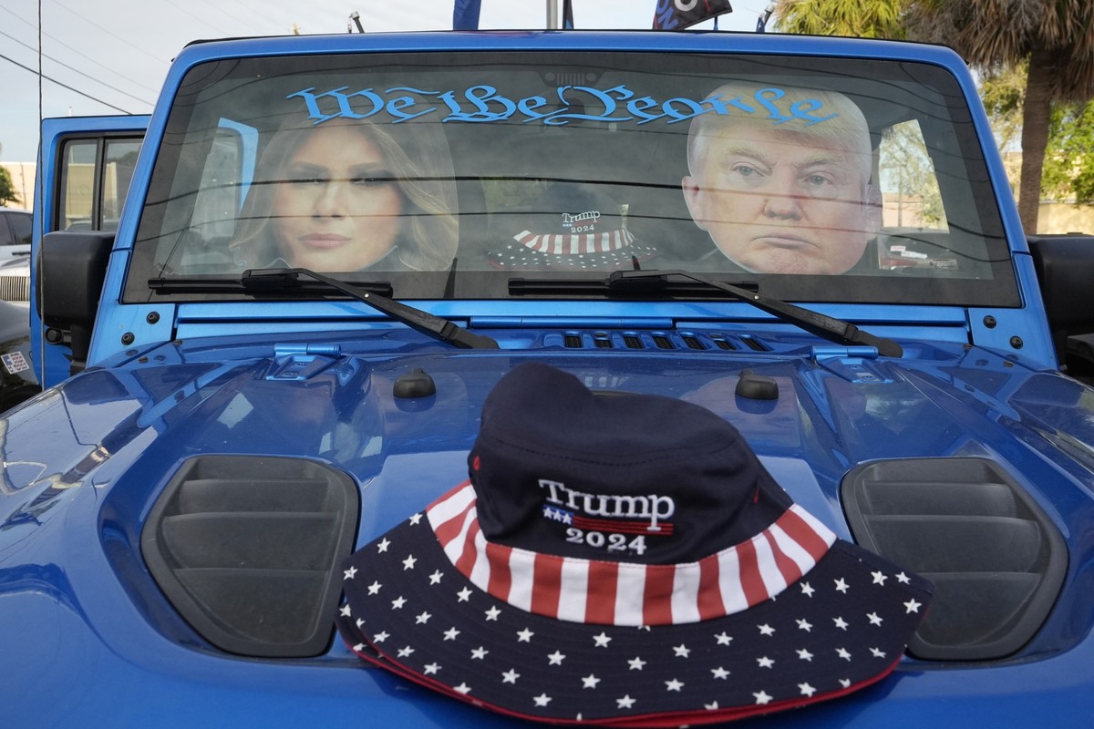 14.03.2024, USA, Fort Pierce: Die Konterfeis der ehemaligen First Lady der USA, Melania, und des ehemaligen US-Präsidententen, Trump, sind in einem Auto eines Trump-Anhängers in der Nähe des Bundesger ...