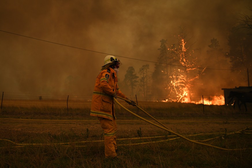 Die Feuerwehr in Australien kämpft gegen die Brände.