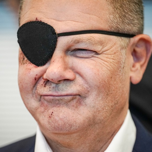 ARCHIV - 04.09.2023, Berlin: Nach einem Sportunfall nimmt Bundeskanzler Olaf Scholz (SPD) mit Augenklappe an der Fraktionssitzung seiner Partei teil. An diesem Dienstag ist die Bundestagswahl zwei Jah ...