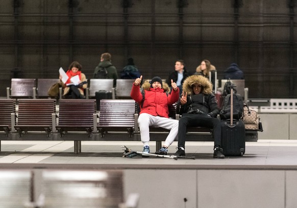 Reisende waehrend des Warnstreiks der Gewerkschaft EVG (Eisenbahn- und Verkehrsgewerkschaft) am 10.12.2018 im Hauptbahnhof in Berlin, Deutschland. Am Wochenende hatte die EVG die Tarifverhandlungen ab ...