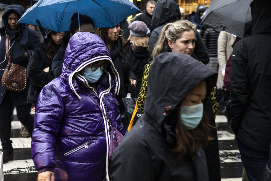 Paris, France, January 27th, 2020 - Illustration of visitors wearing masks on the outskirts of Galeries Lafayette, as the WHO raises the coronavirus threat to high internationally. PUBLICATIONxNOTxINx ...