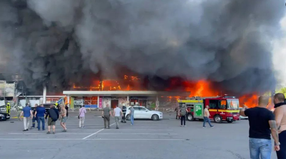 Bei dem Angriff auf das Einkaufszentrum in Krementschuk sind mindestens 18 Menschen getötet und 40 verletzt worden.