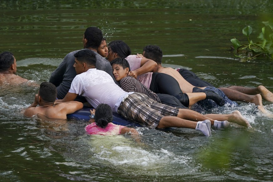 10.05.2023, Mexiko, Matamoros: Migranten überqueren den Rio Bravo auf einer Luftmatratze von Matamoros, Mexiko, in die Vereinigten Staaten. Am 11. Mai läuft in den USA die strikte Abschieberegelung Ti ...