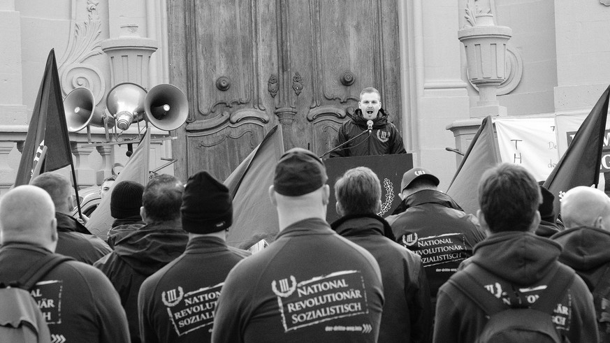 16.02.2018 xkhx Fulda Kundgebung von Neonazis Unterm Heilig Kreuz in Fulda rechtsradikale Kleinpartei Der Dritte Weg *** 16 02 2018 xkhx Fulda Neo-Nazis rally Under the Holy Cross in Fulda right-wing  ...