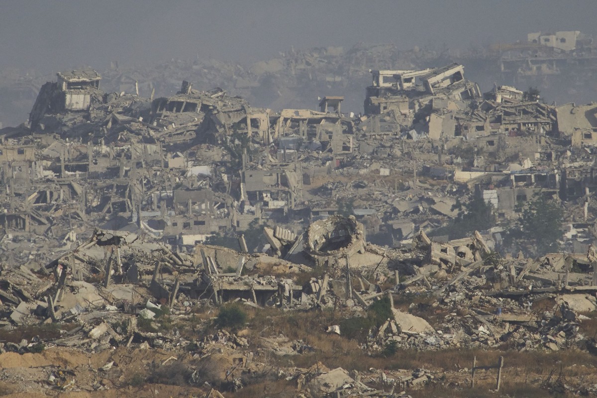 26.05.2025, Israel, Grenze zwischen Israel und Gaza: Zerstörte Gebäude im Gaza-Streifen sind vom Süden Israels aus zu sehen. Foto: Ariel Schalit/AP/dpa +++ dpa-Bildfunk +++