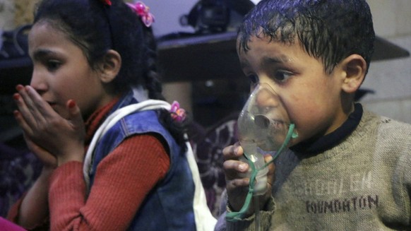 Zwei Kinder nach den Giftgas-Angriffen auf Ost-Ghuta. Das Foto wurde von den syrischen "Weißhelmen" veröffentlicht.