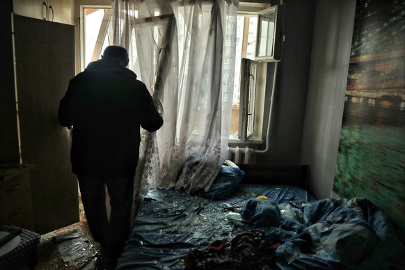 01.01.2024, Ukraine, Odessa: Ein Mann steht in einer Wohnung, die bei einem n�chtlichen russischen Angriff stark besch�digt wurde. Foto: ---/Ukrinform/dpa +++ dpa-Bildfunk +++