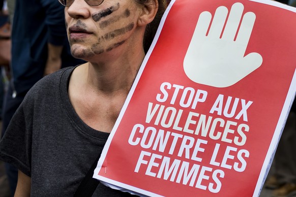 Eine Frau protestiert gegen Gewalt gegen Frauen am Donnerstagabend in Genf.