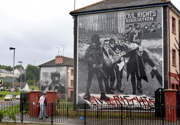 Londonderry: Häuser mit Wandgemälden, die an den &quot;Bloody Sunday&quot;, den Blutsonntag von Londonderry am 30. Januar 1972, erinnern, als eine irisch-nationalistischen Demonstration durch britisch ...