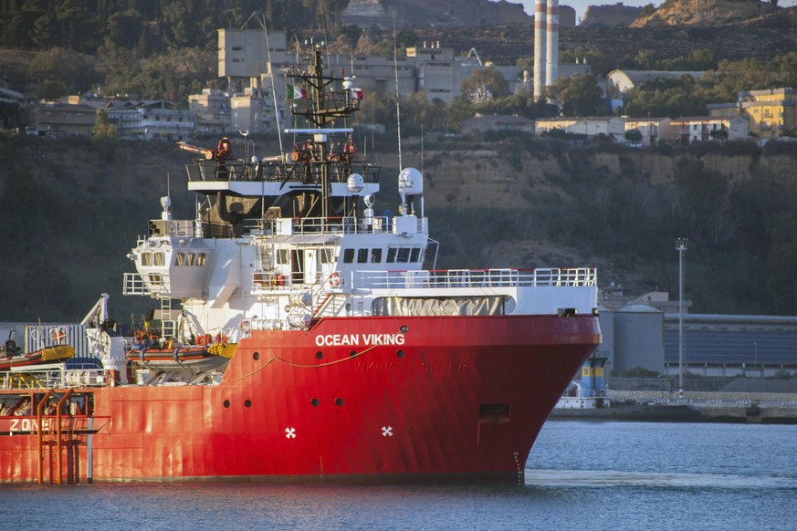 ARCHIV - 06.07.2020, Italien, Porto Empedocle: Das Rettungsschiff &quot;Ocean Viking&quot; liegt im Hafen von Porto Empedocle vor Anker. (Zu dpa &quot;Hilfsschiff