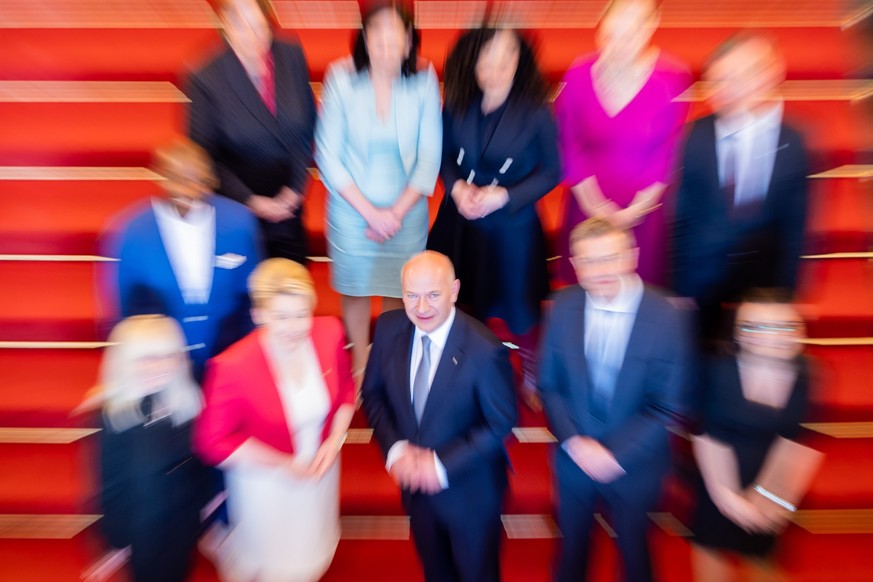 27.04.2023, Berlin: Kai Wegner (CDU, M), Regierender Bürgermeister von Berlin, kommt mit den designierten Senatorinnen und Senatoren auf der Haupttreppe des Roten Rathauses für ein Gruppenfoto zusamme ...
