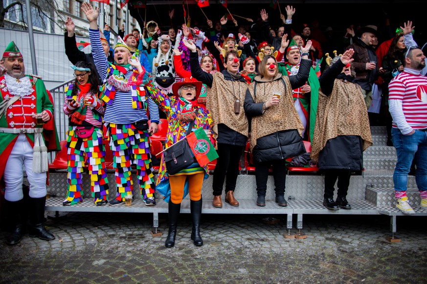 Jecken und Jeckinnen feiern auf dem Alter Markt an Weiberfastnacht unter Corona-Bedingungen die Eröffnung des Straßenkarnevals. In Köln dürfen nur geimpfte Narren mit einem zusätzlichen negativen Test ...