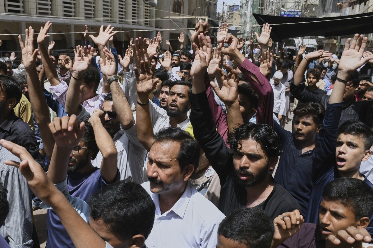 Shiite Muslims chant anti Israel slogans during a demonstration in Karachi, Pakistan, to condemn Israeli strikes on Iran, Friday, June 13, 2025. (AP Photo/Ali Rana)